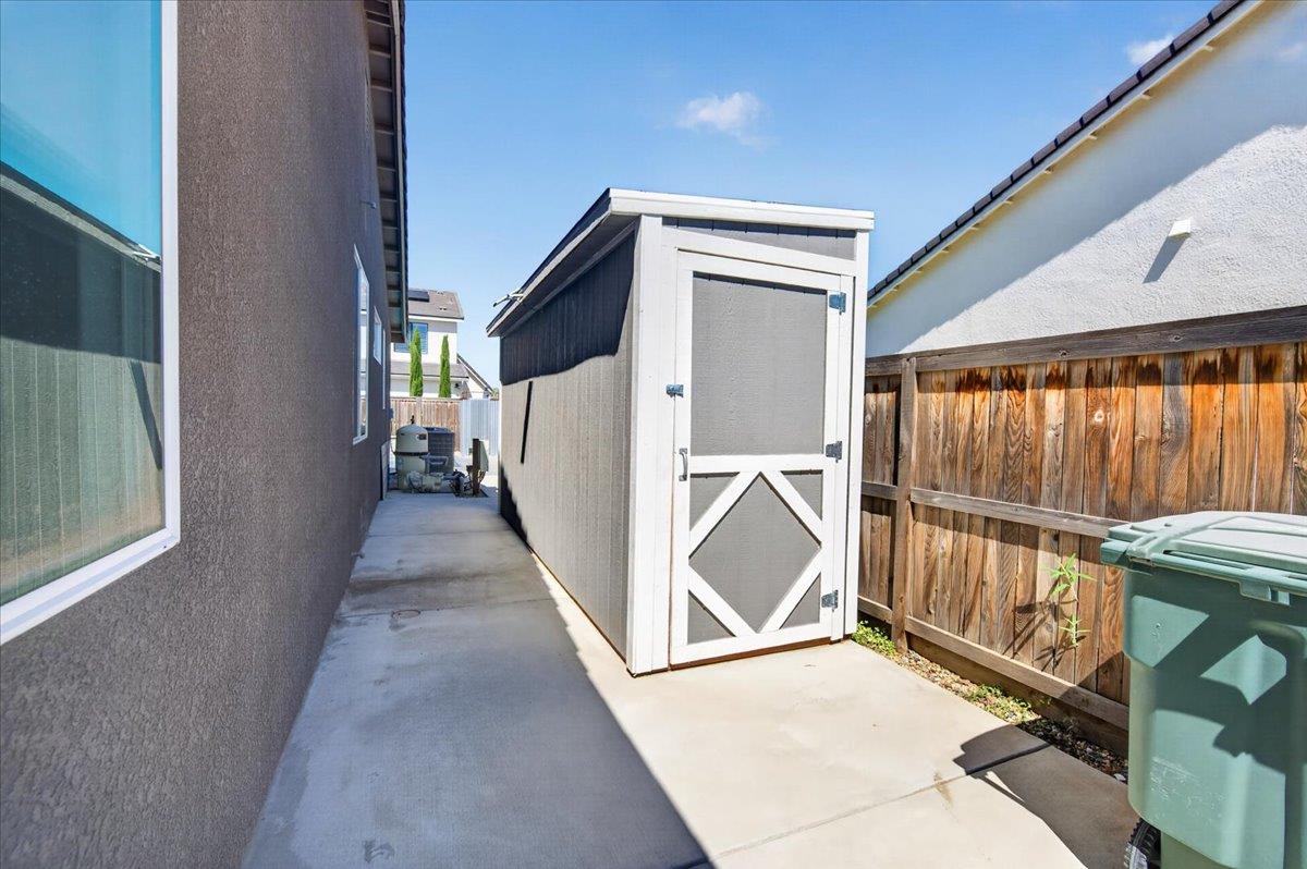 2086 N Phillip Ave, Clovis, CA 93619