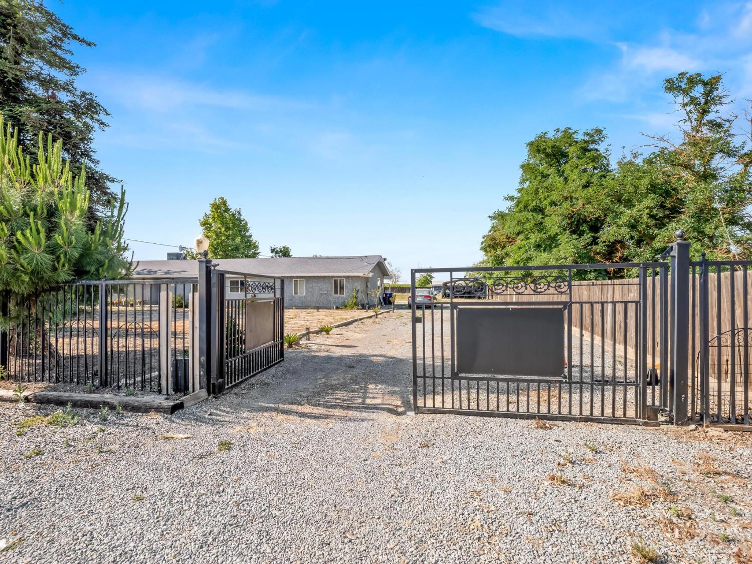 6110 W Nebraska Ave, Caruthers, CA 93609