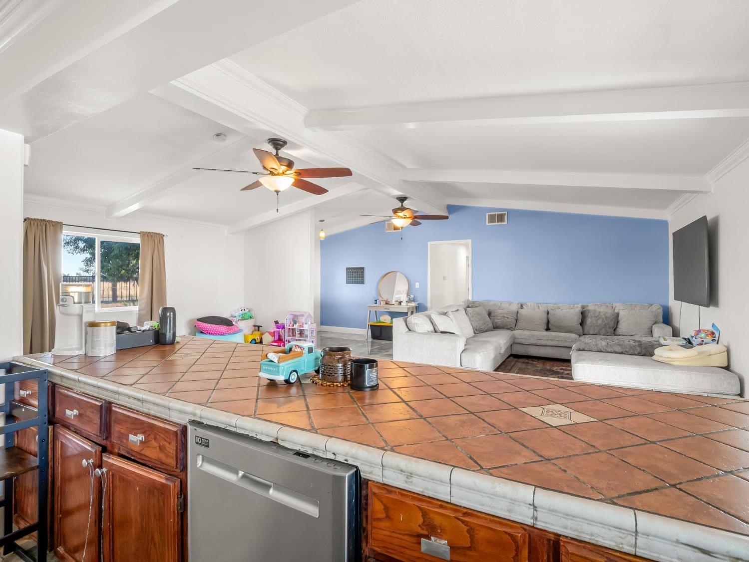 6110 W Nebraska Ave, Caruthers, CA 93609