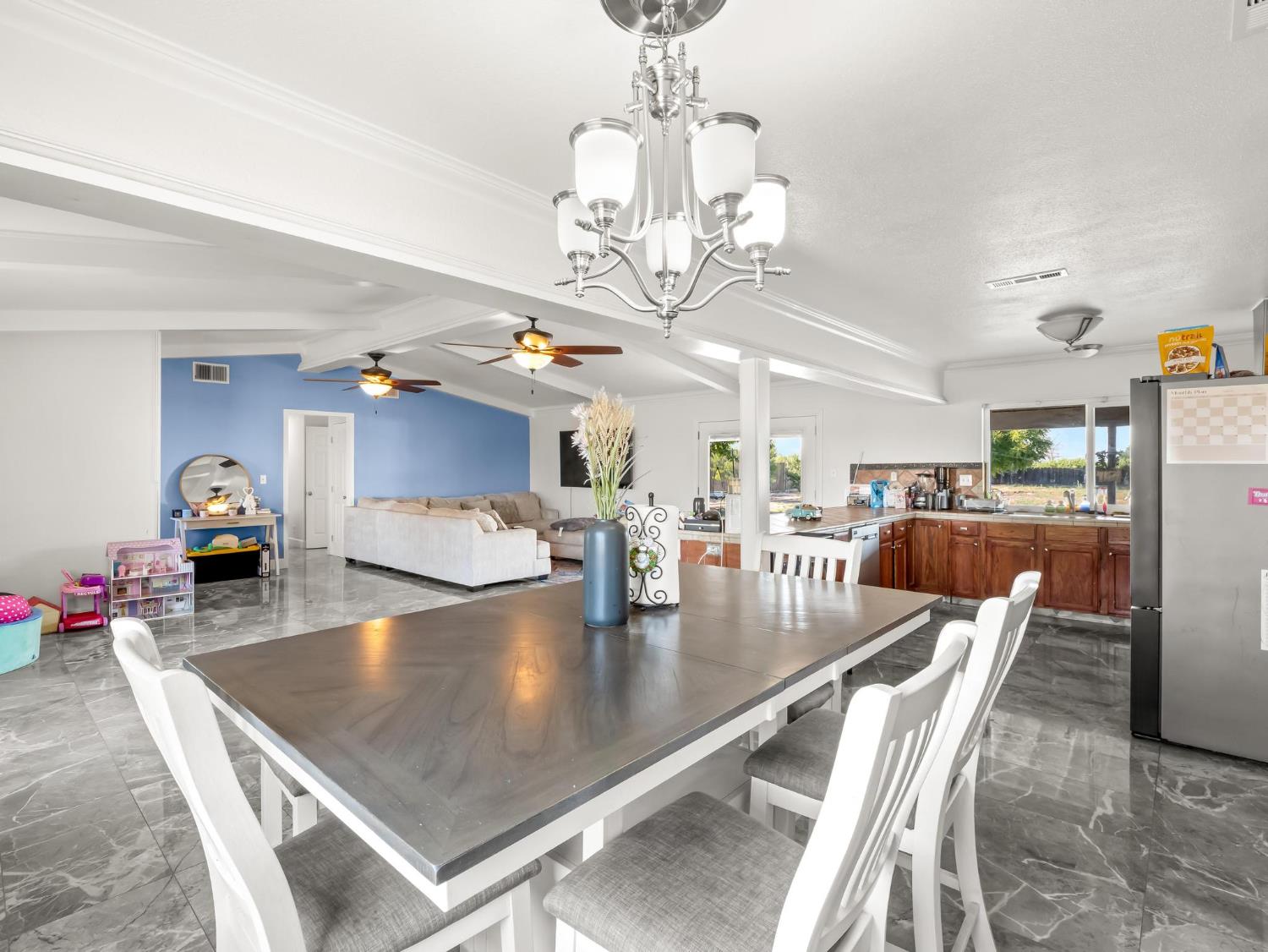 6110 W Nebraska Ave, Caruthers, CA 93609