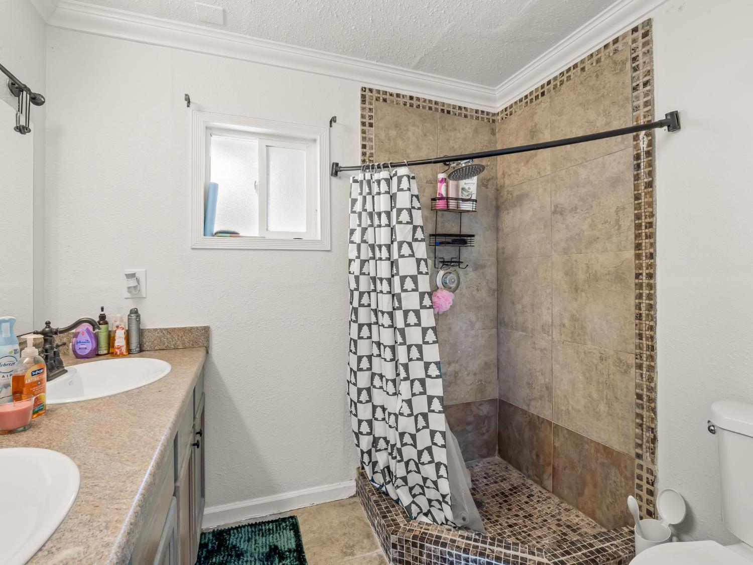 6110 W Nebraska Ave, Caruthers, CA 93609
