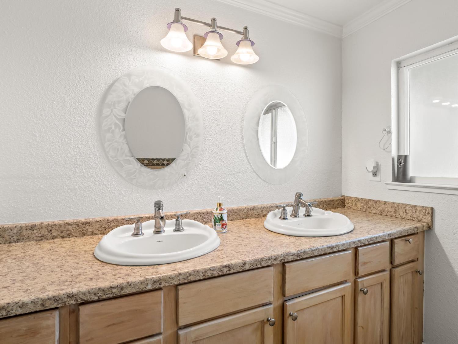 6110 W Nebraska Ave, Caruthers, CA 93609