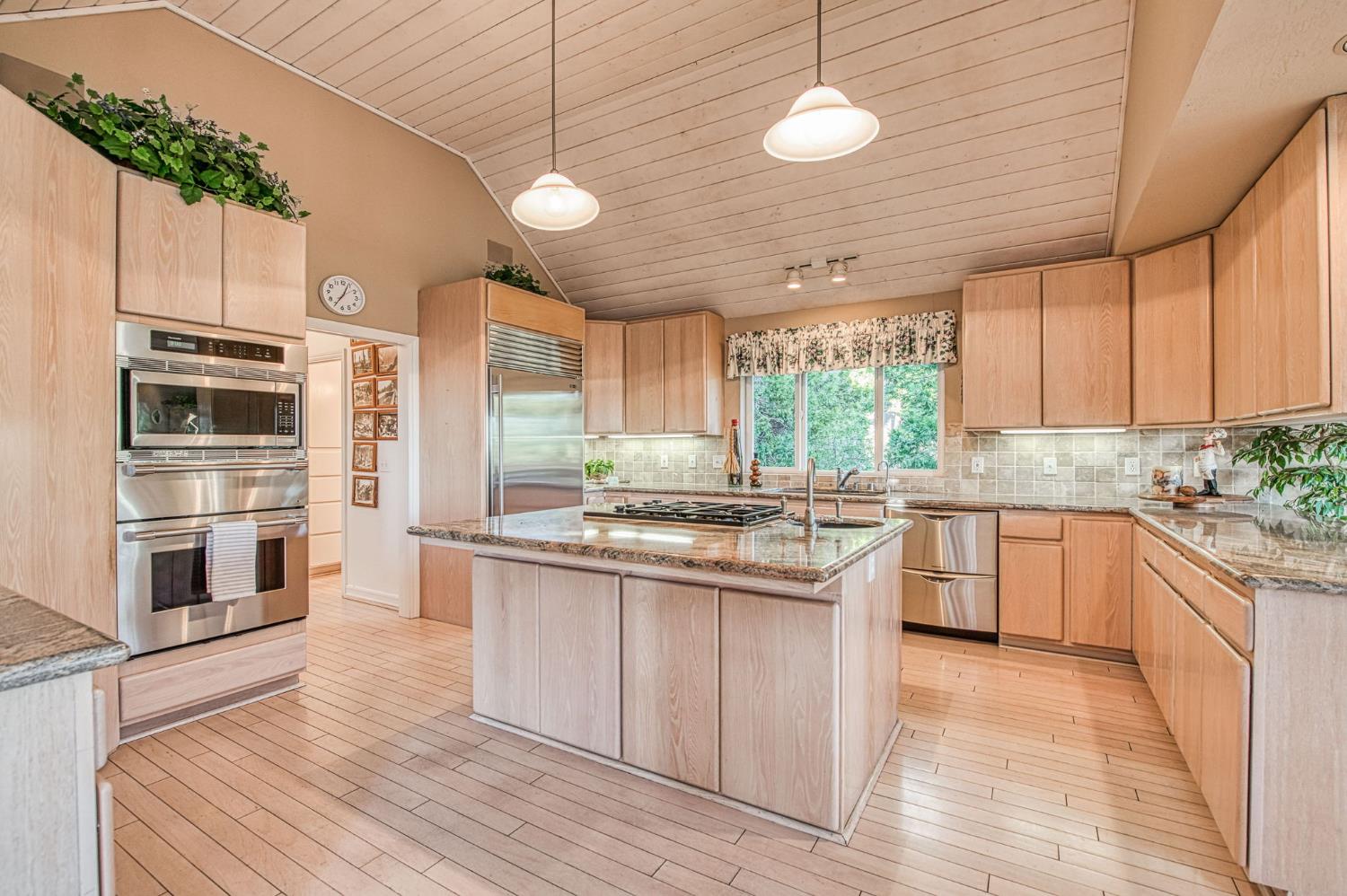 39649 Crest Point Ln, Shaver Lake, CA 93664