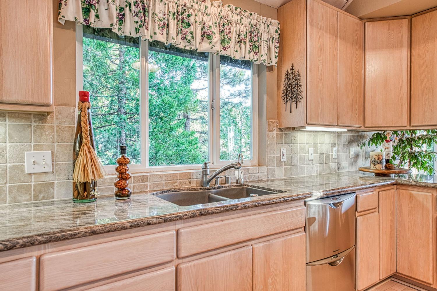 39649 Crest Point Ln, Shaver Lake, CA 93664