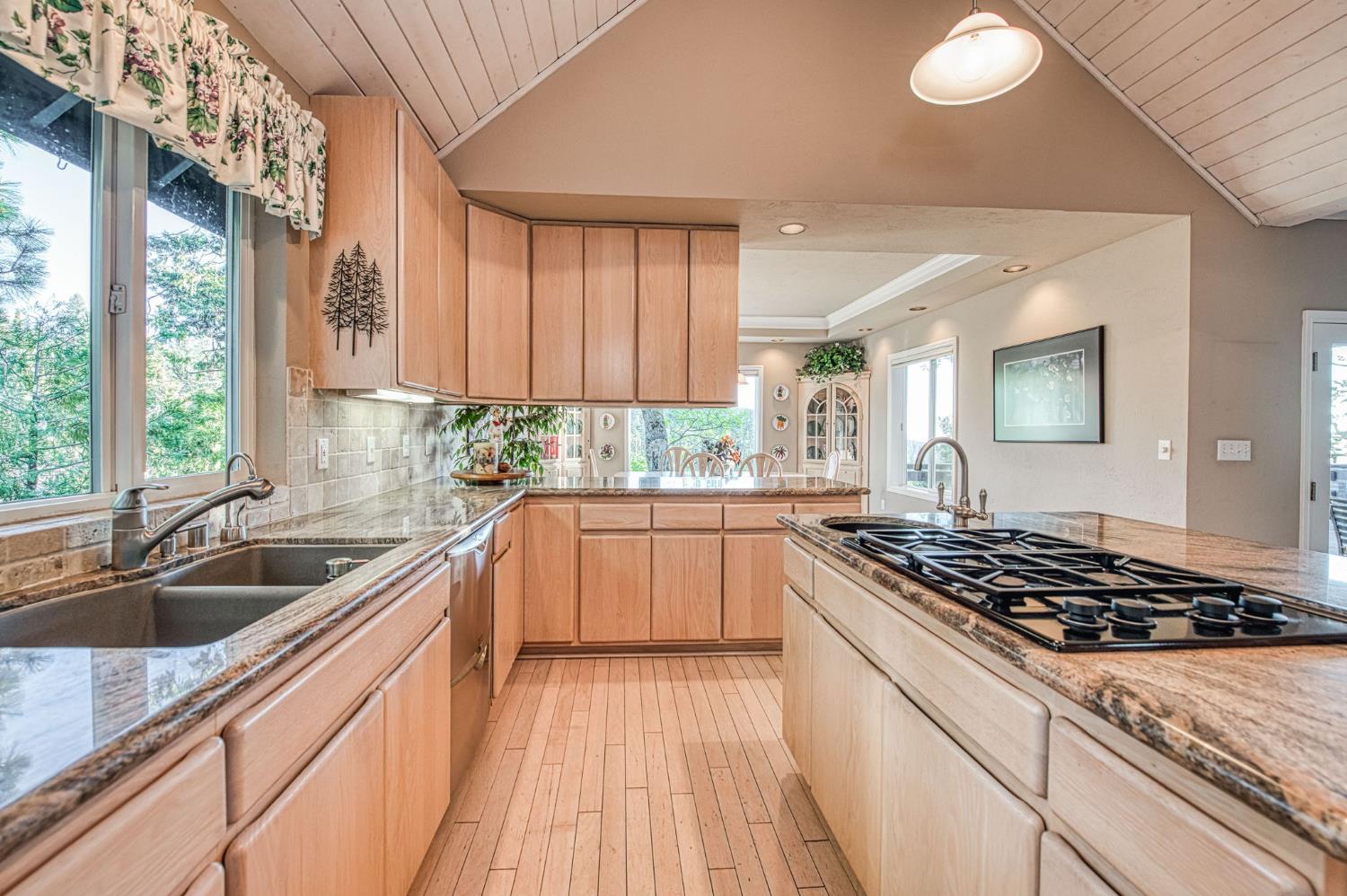 39649 Crest Point Ln, Shaver Lake, CA 93664
