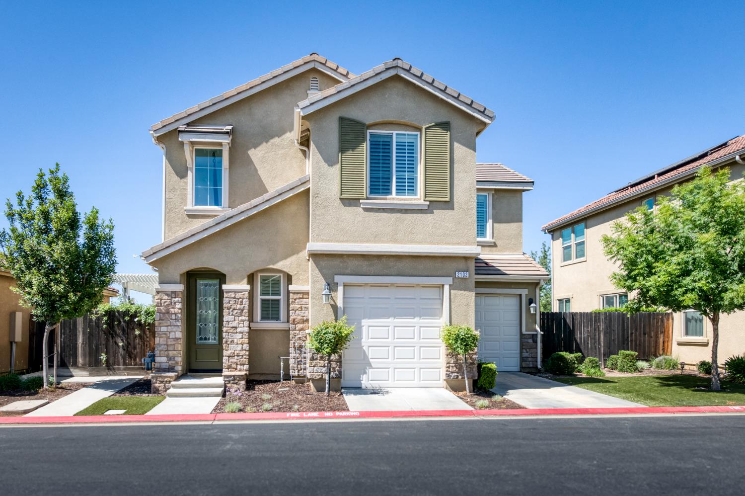 2102 E Makenna Dr, Fresno, CA 93730