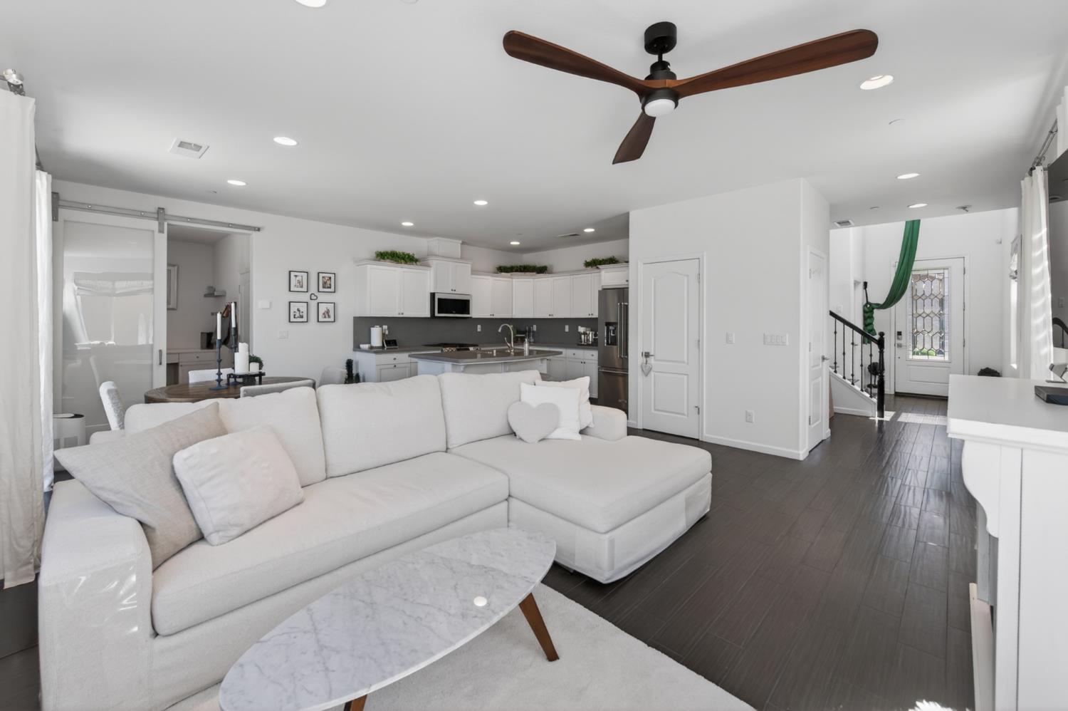 2102 E Makenna Dr, Fresno, CA 93730