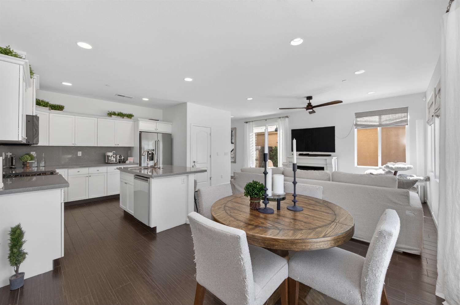 2102 E Makenna Dr, Fresno, CA 93730