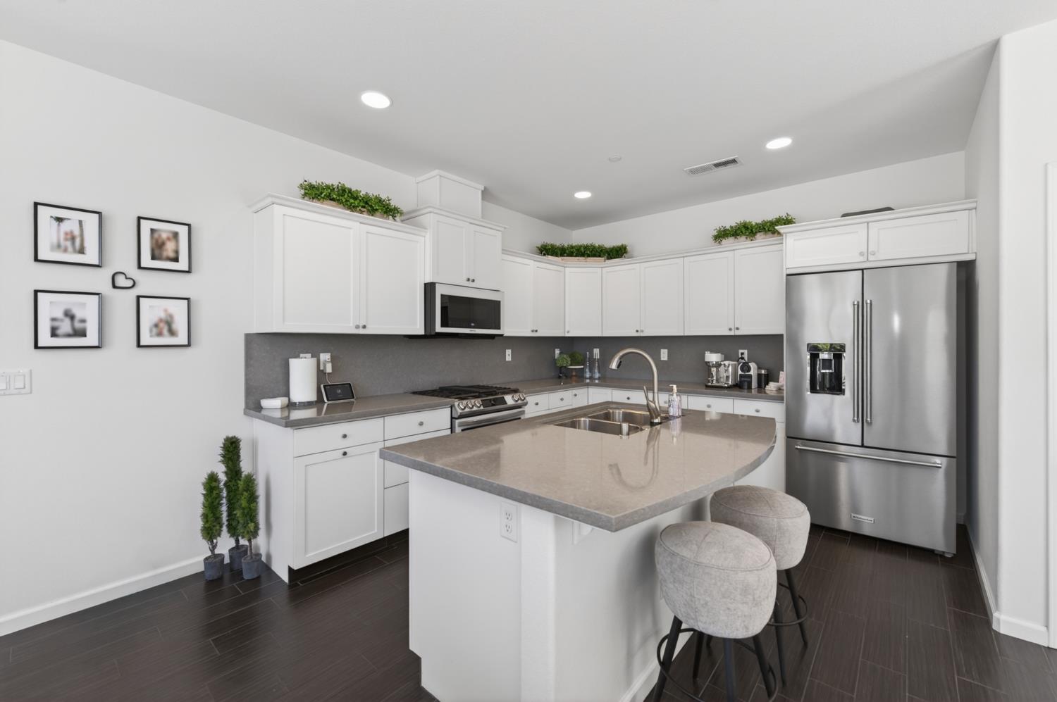 2102 E Makenna Dr, Fresno, CA 93730