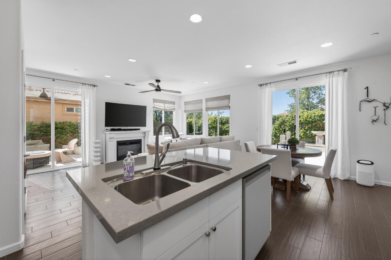 2102 E Makenna Dr, Fresno, CA 93730