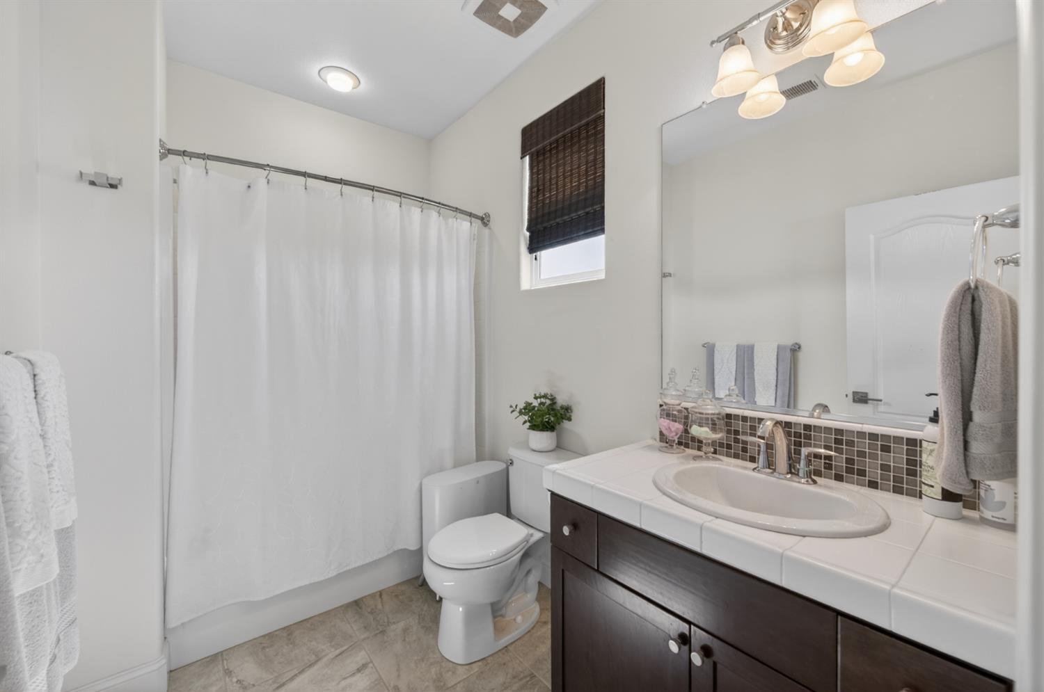 2102 E Makenna Dr, Fresno, CA 93730