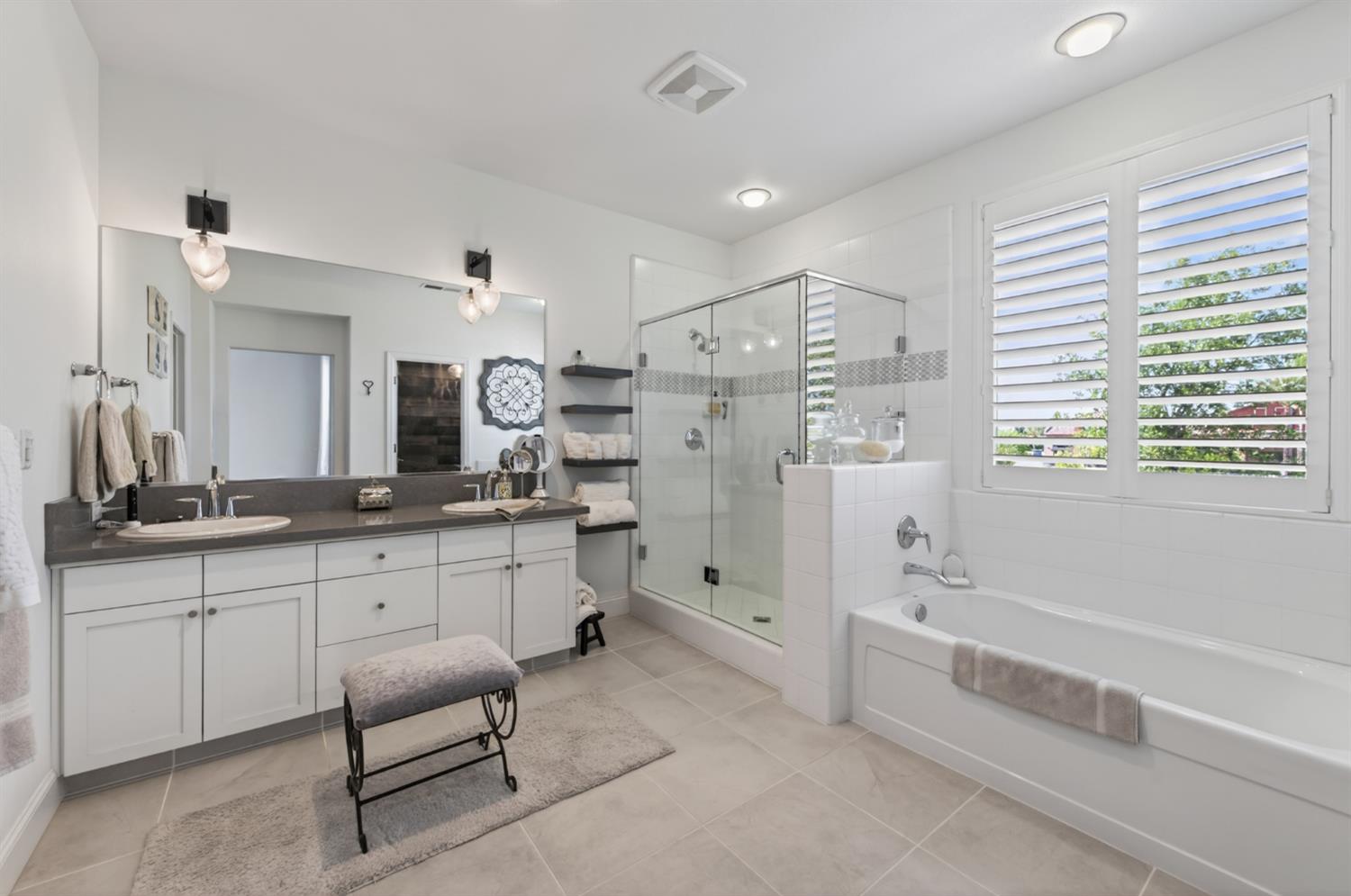 2102 E Makenna Dr, Fresno, CA 93730