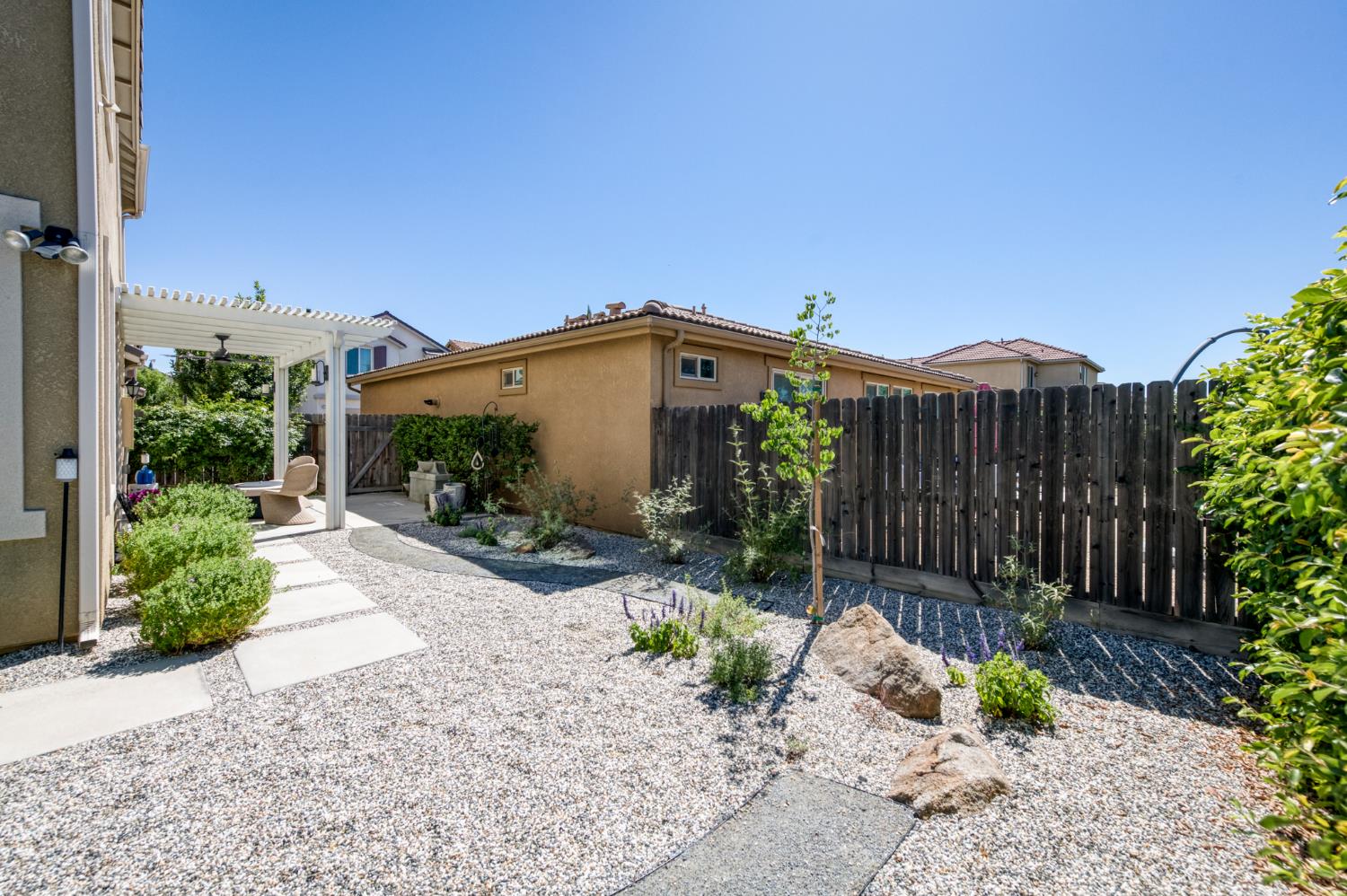 2102 E Makenna Dr, Fresno, CA 93730