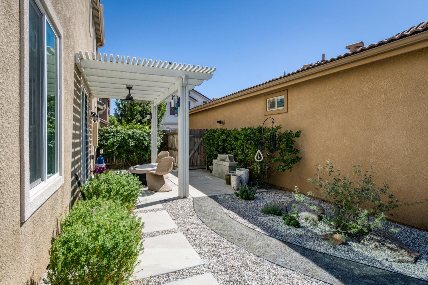 2102 E Makenna Dr, Fresno, CA 93730