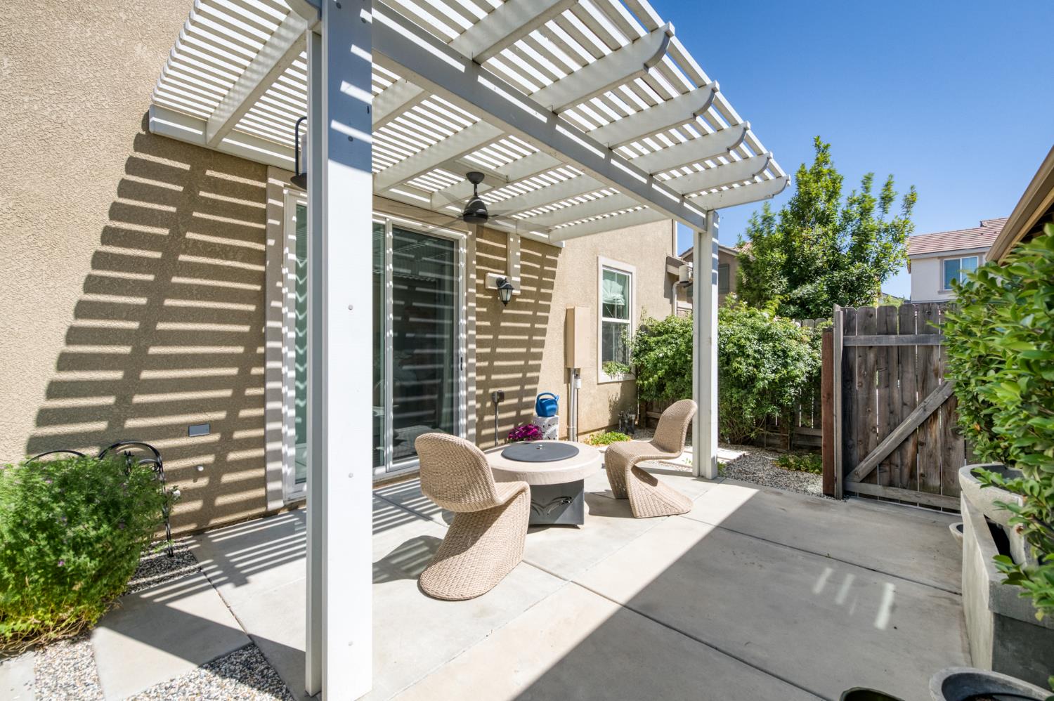 2102 E Makenna Dr, Fresno, CA 93730