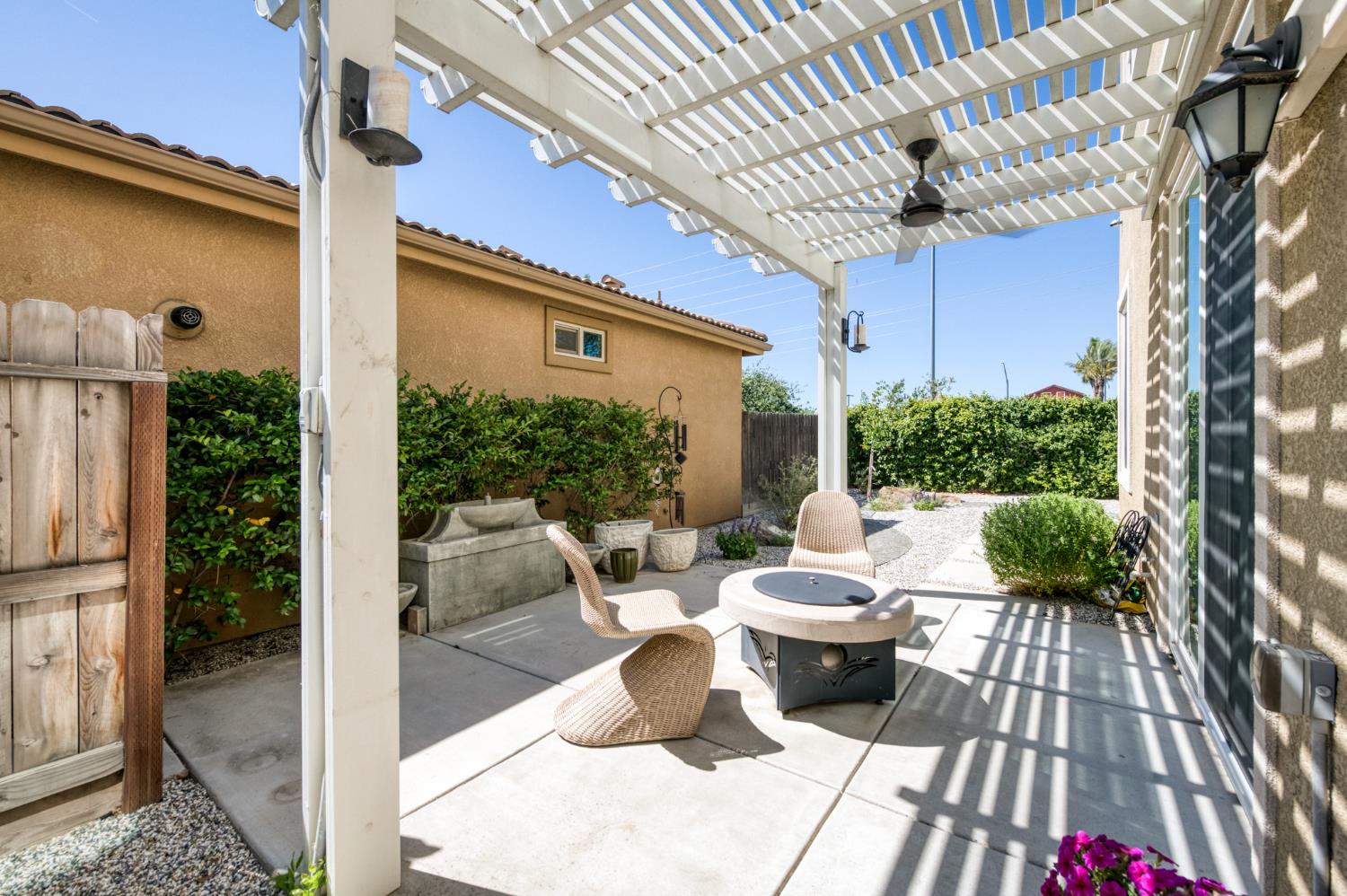 2102 E Makenna Dr, Fresno, CA 93730