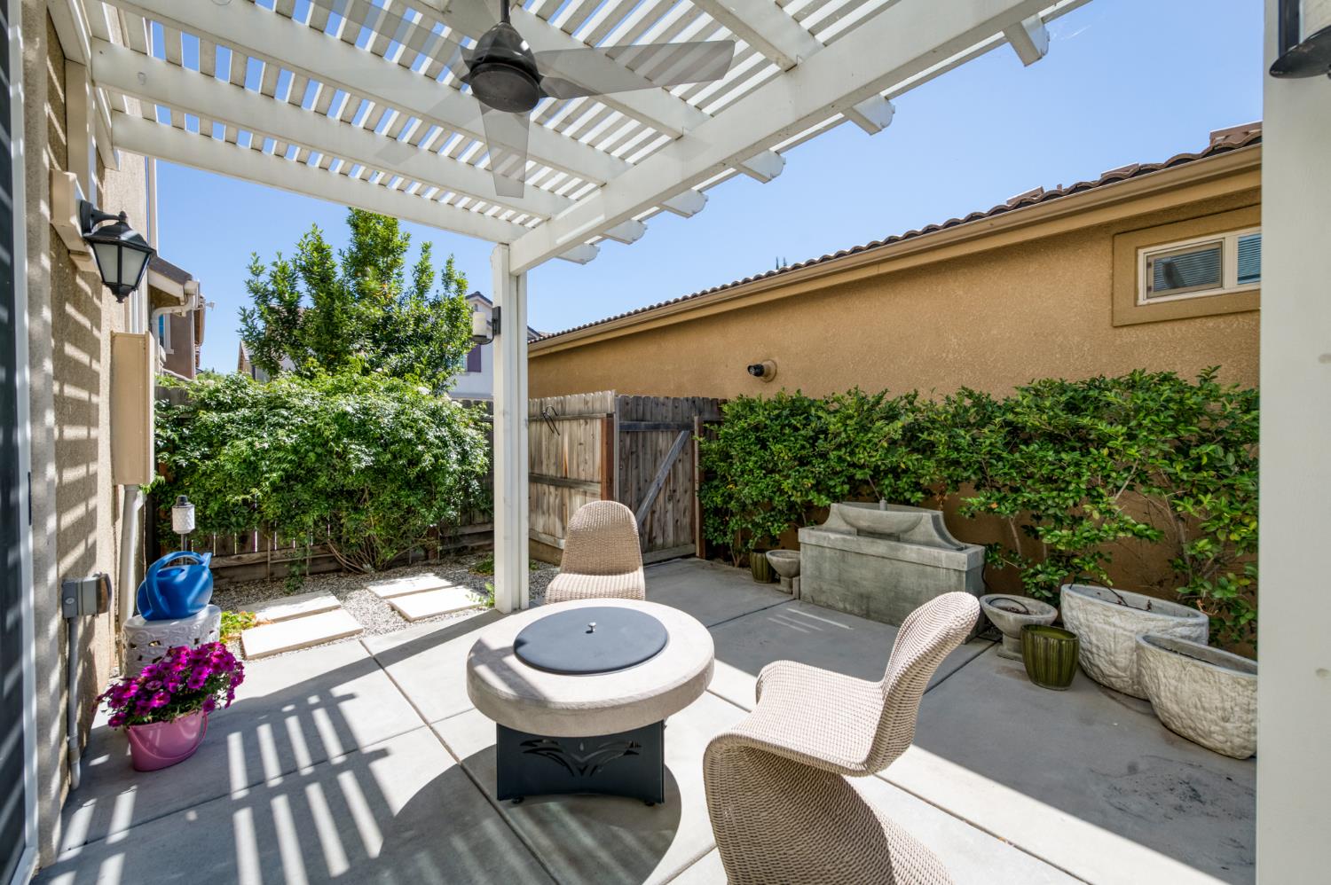 2102 E Makenna Dr, Fresno, CA 93730
