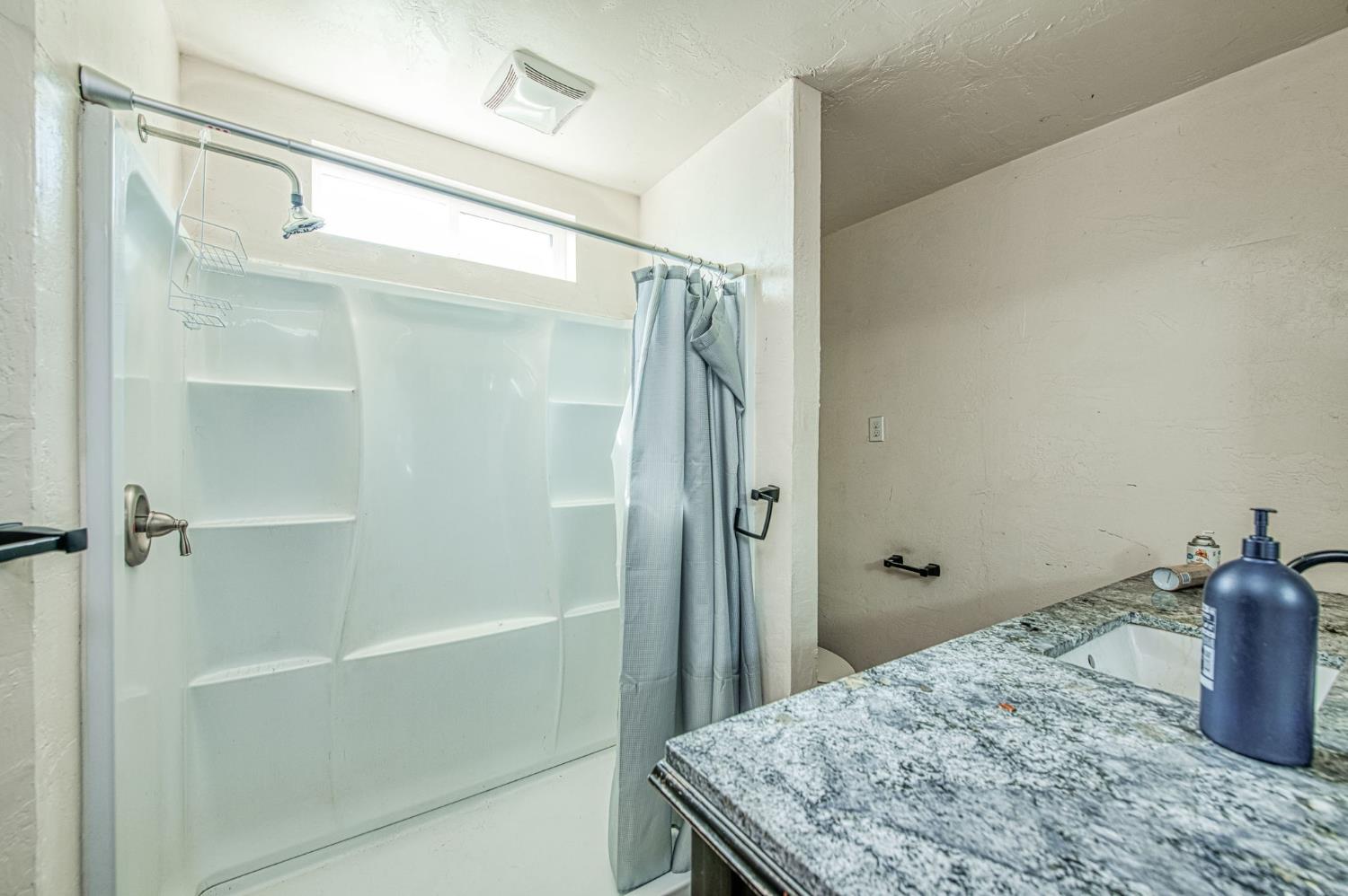 2450 Knowles St, Selma, CA 93662