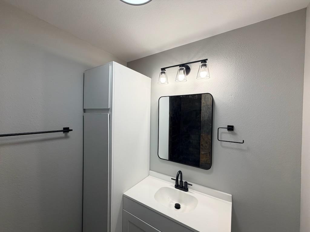 2448 Snyder Ave, Selma, CA 93662