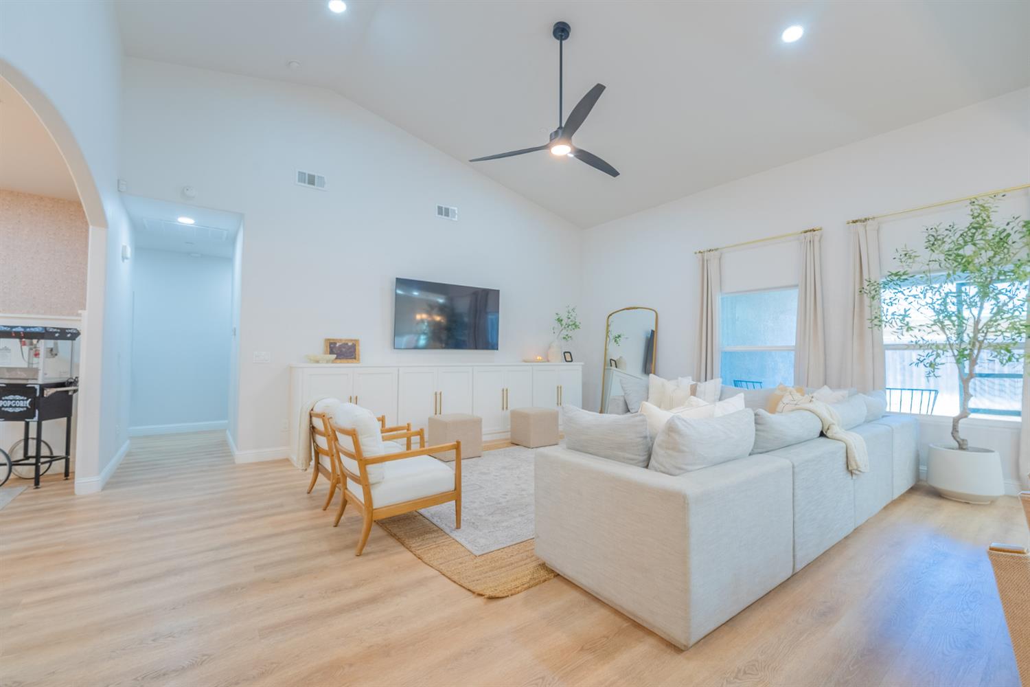 6796 W Oak Ave, Fresno, CA 93722