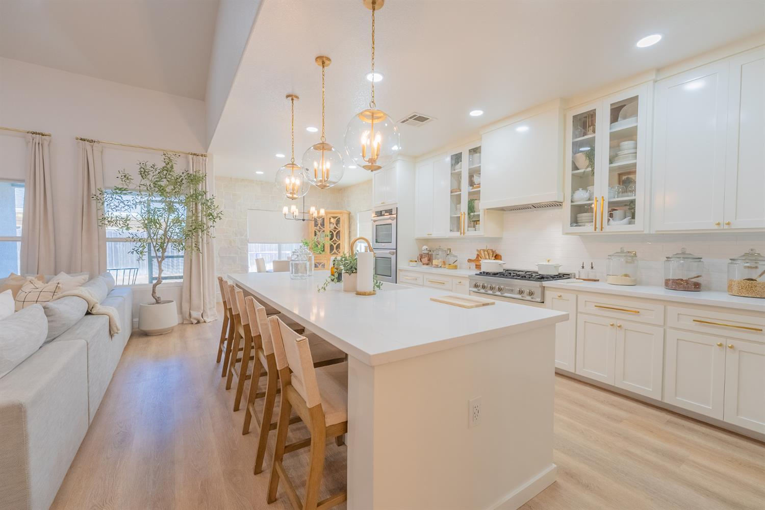 6796 W Oak Ave, Fresno, CA 93722