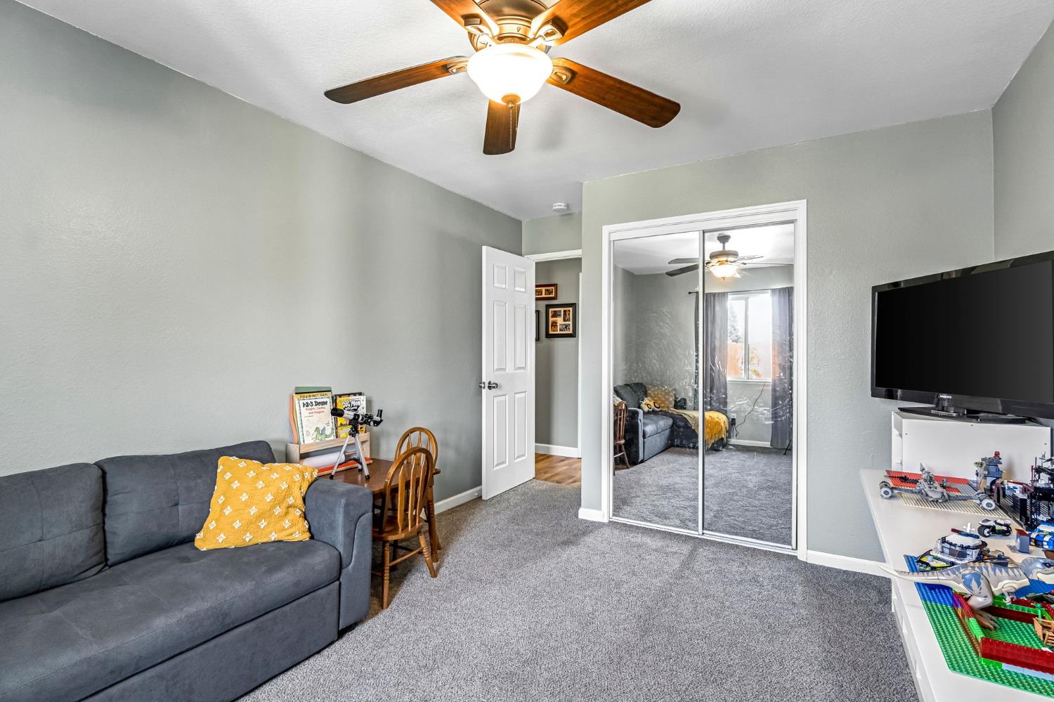 215 W Orange St, Kingsburg, CA 93631