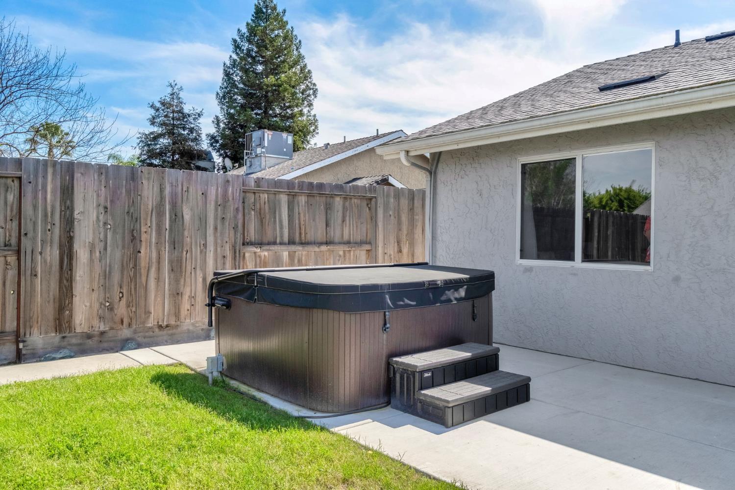 215 W Orange St, Kingsburg, CA 93631