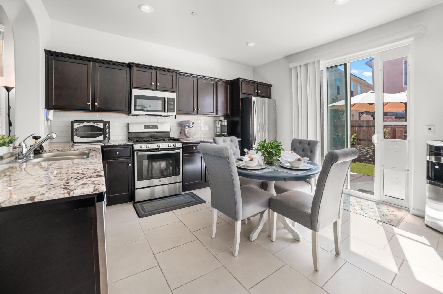 1532 Joy Dr, Clovis, CA 93619