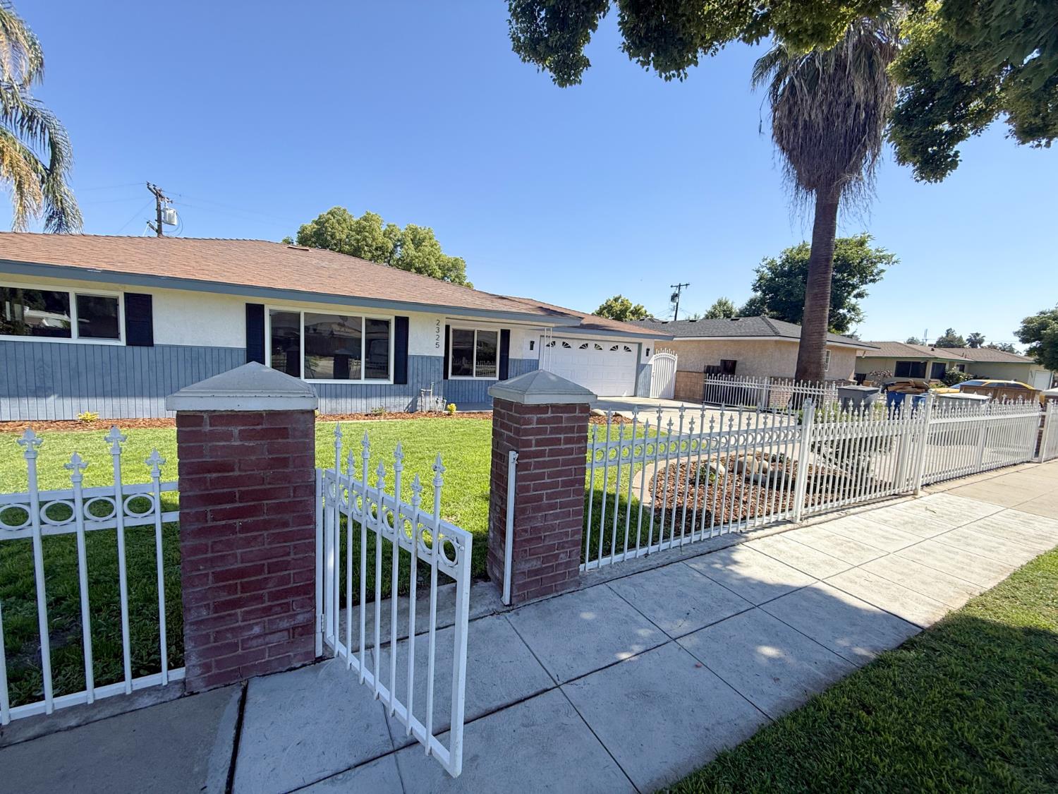 2325 E Hampton Way, Fresno, CA 93726