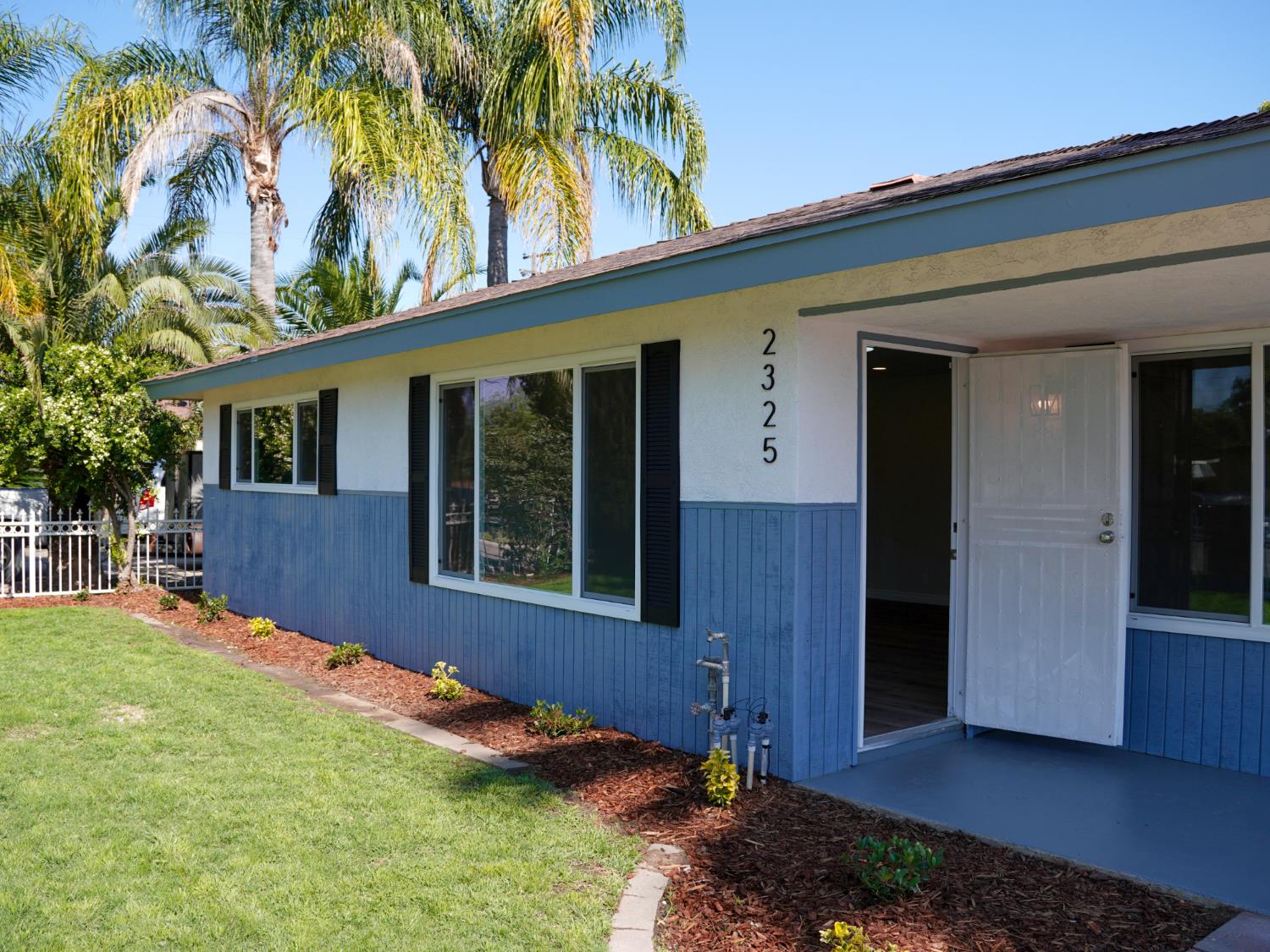 2325 E Hampton Way, Fresno, CA 93726