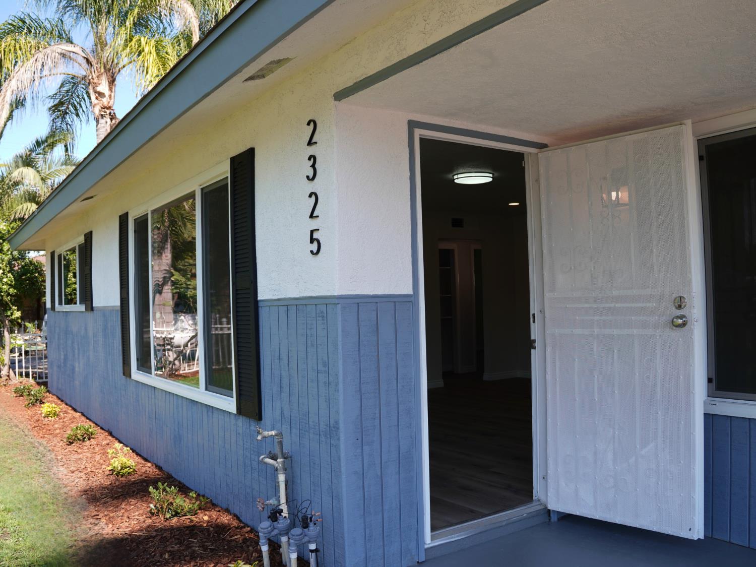 2325 E Hampton Way, Fresno, CA 93726