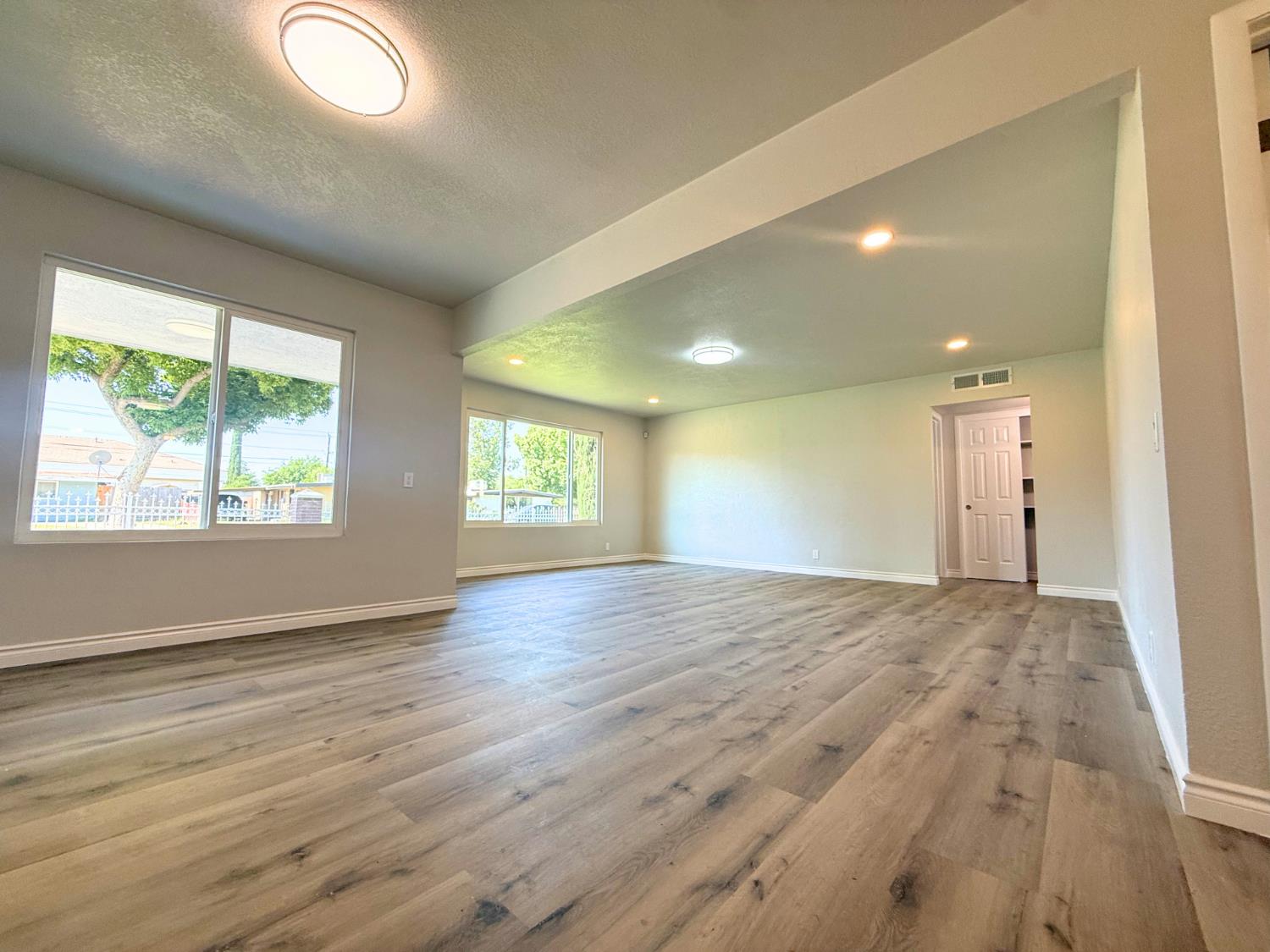 2325 E Hampton Way, Fresno, CA 93726