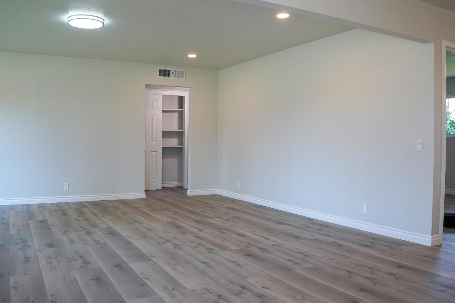 2325 E Hampton Way, Fresno, CA 93726