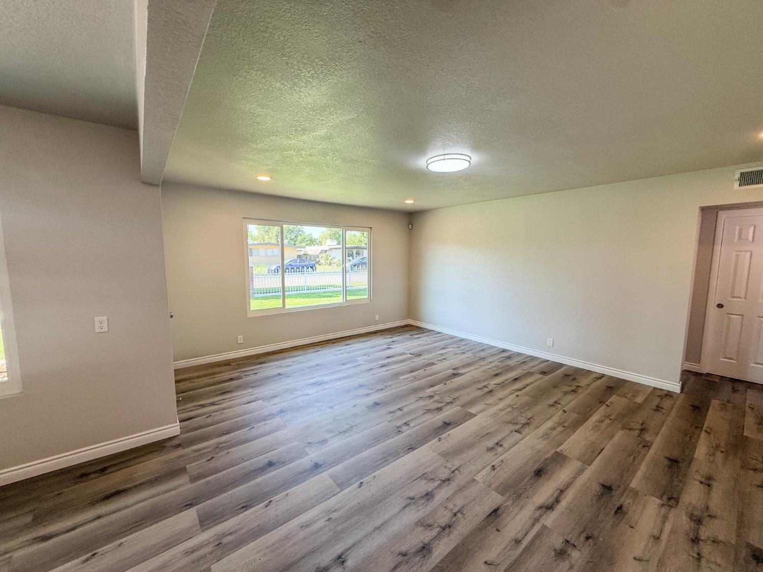 2325 E Hampton Way, Fresno, CA 93726