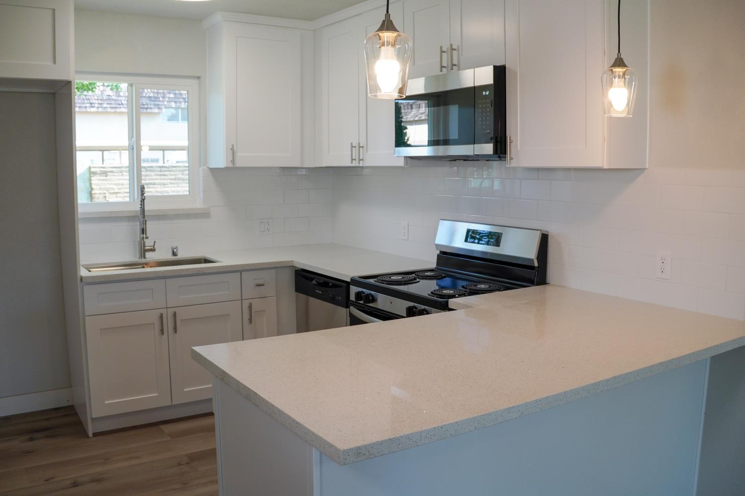 2325 E Hampton Way, Fresno, CA 93726