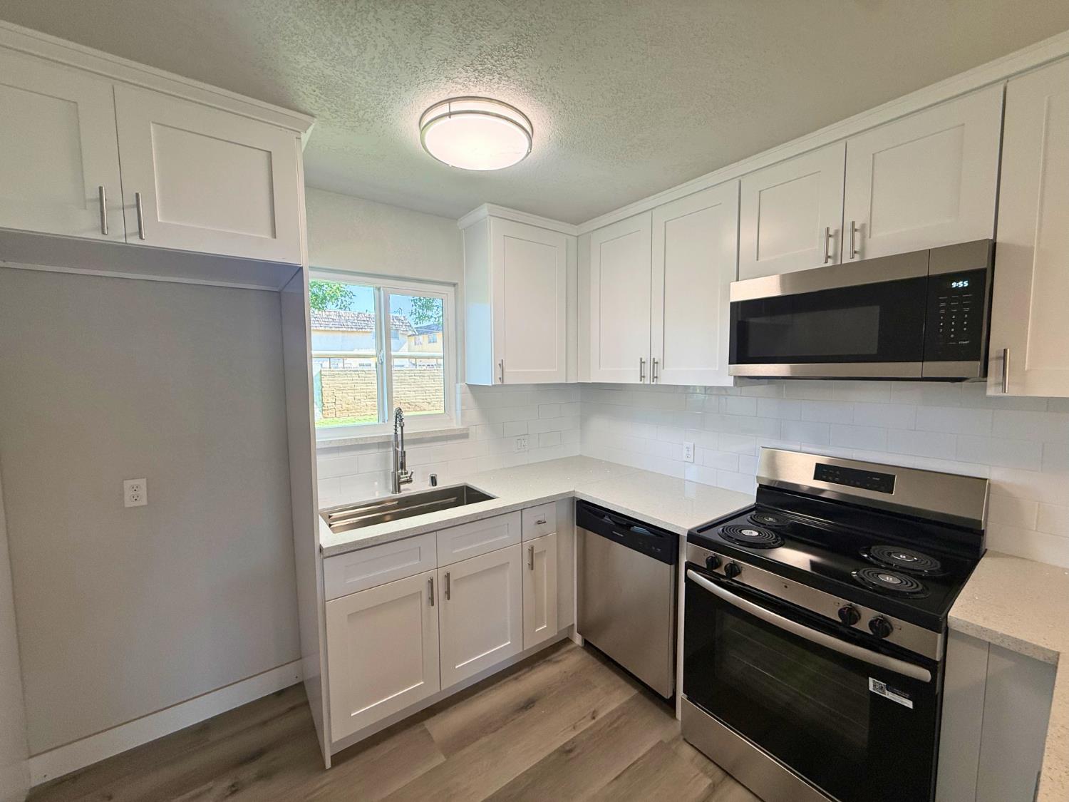 2325 E Hampton Way, Fresno, CA 93726