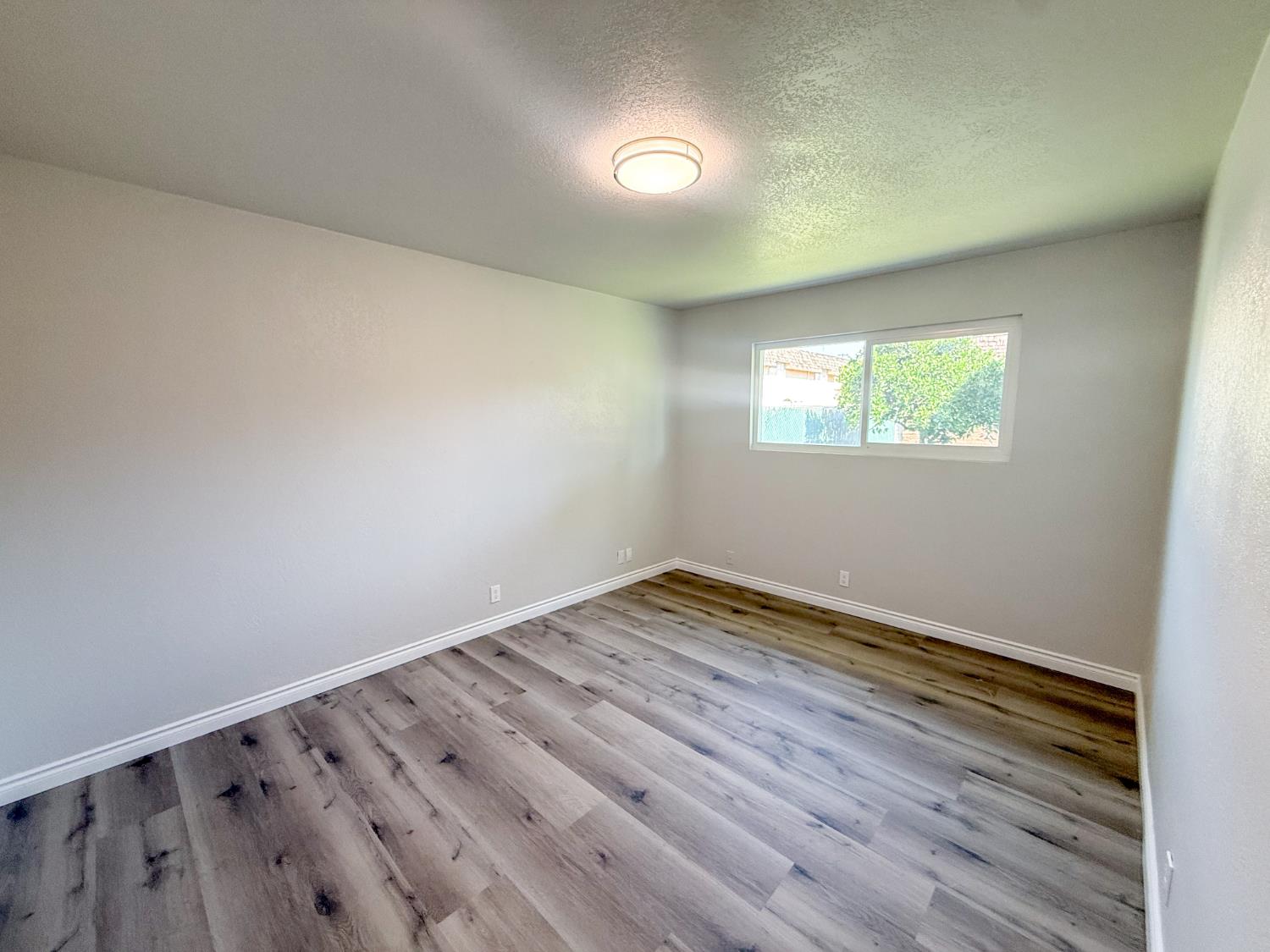 2325 E Hampton Way, Fresno, CA 93726
