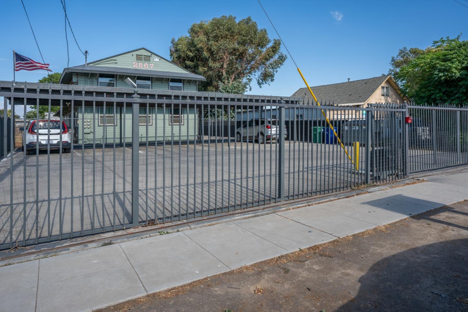 2567 S Rowell Ave, Fresno, CA 93725