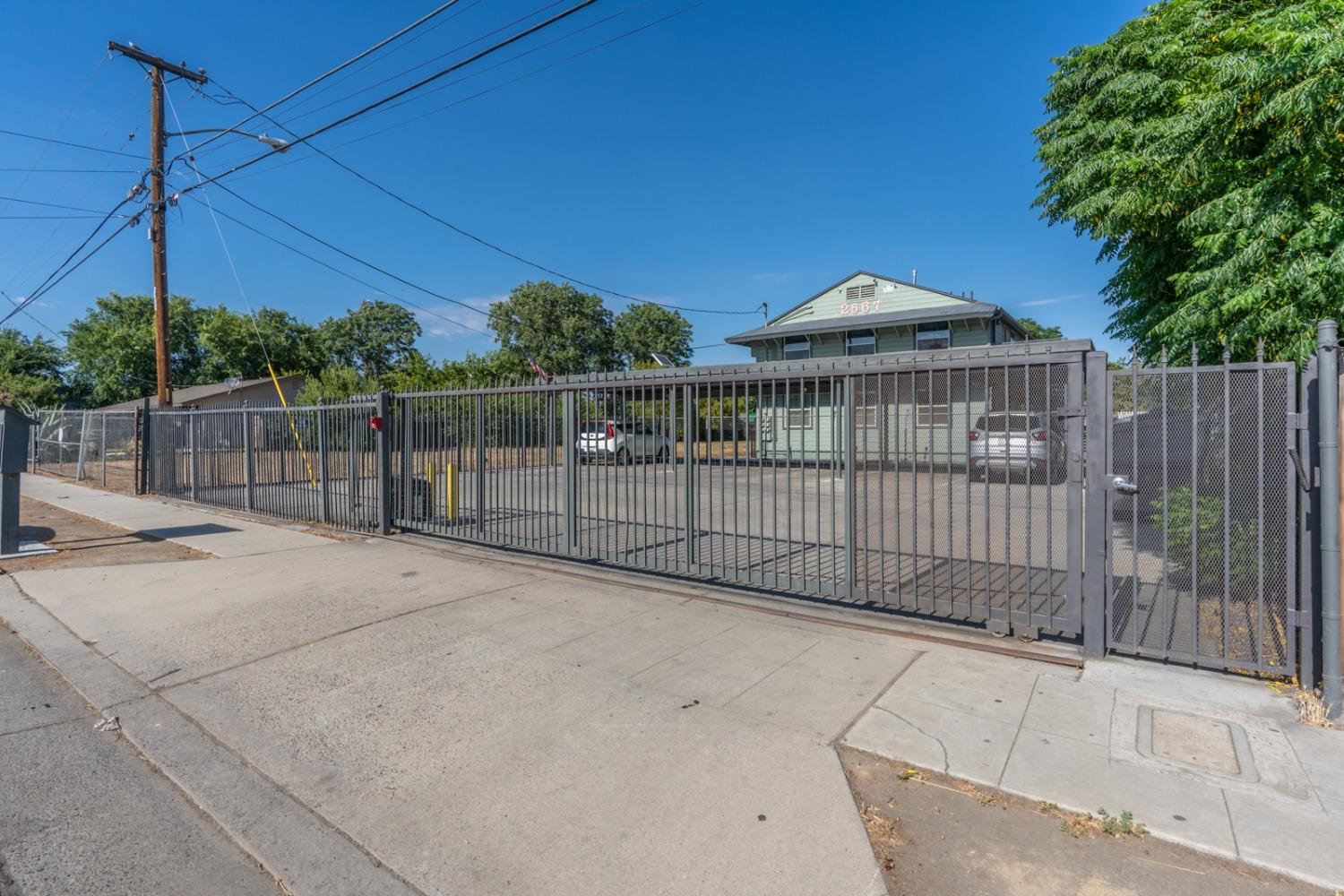 2567 S Rowell Ave, Fresno, CA 93725