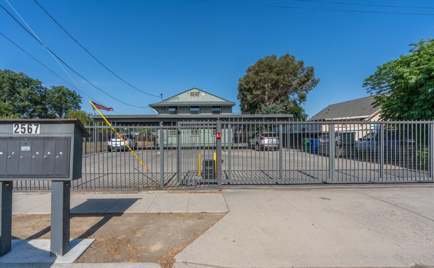 2567 S Rowell Ave, Fresno, CA 93725