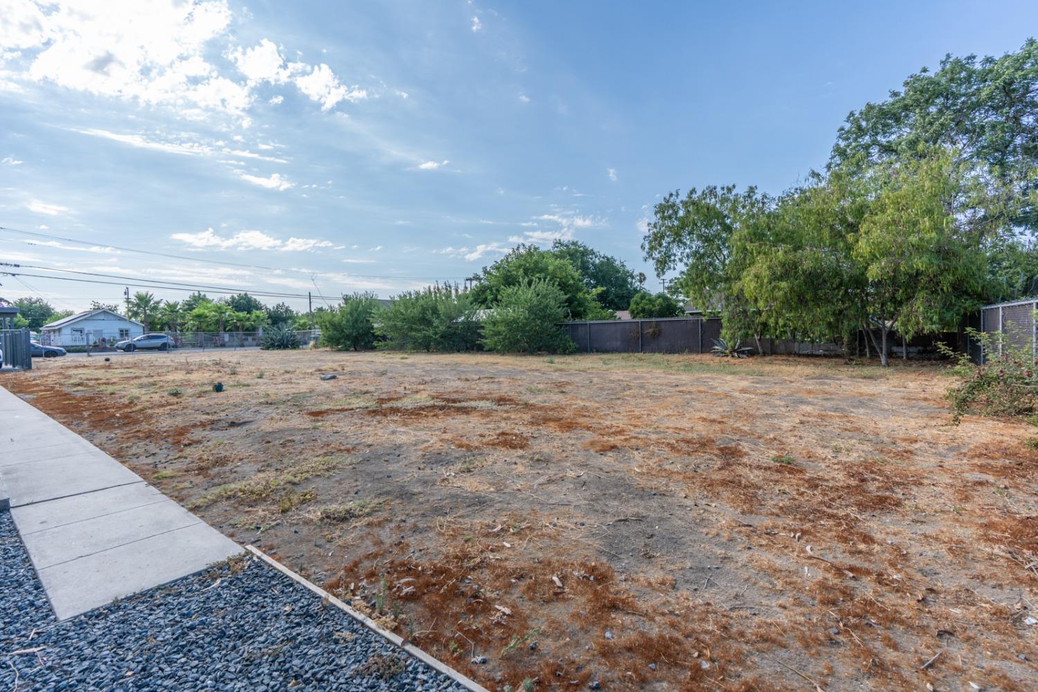2567 S Rowell Ave, Fresno, CA 93725