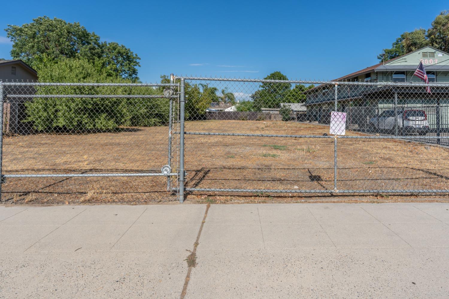 2567 S Rowell Ave, Fresno, CA 93725