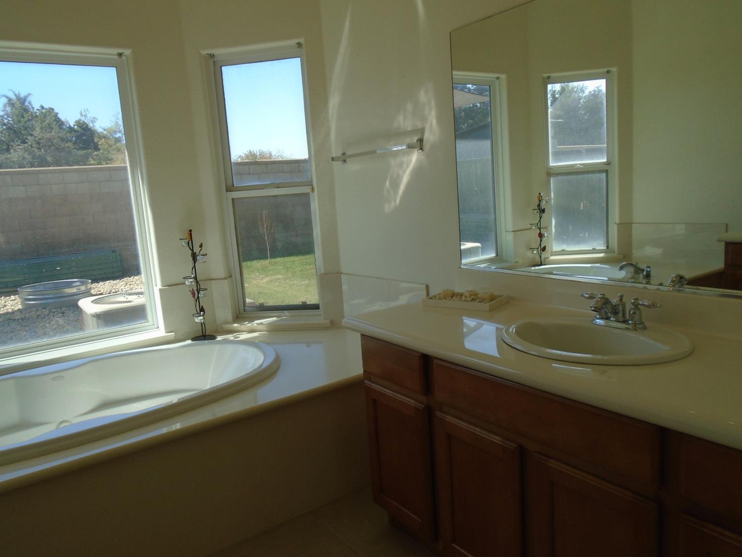2288 N Arbor Ave, Hanford, CA 93230
