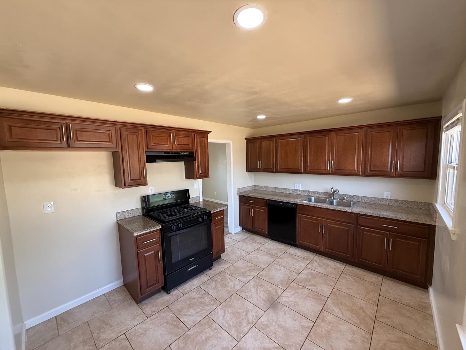 778 N Magnolia Ave, Farmersville, CA 93223