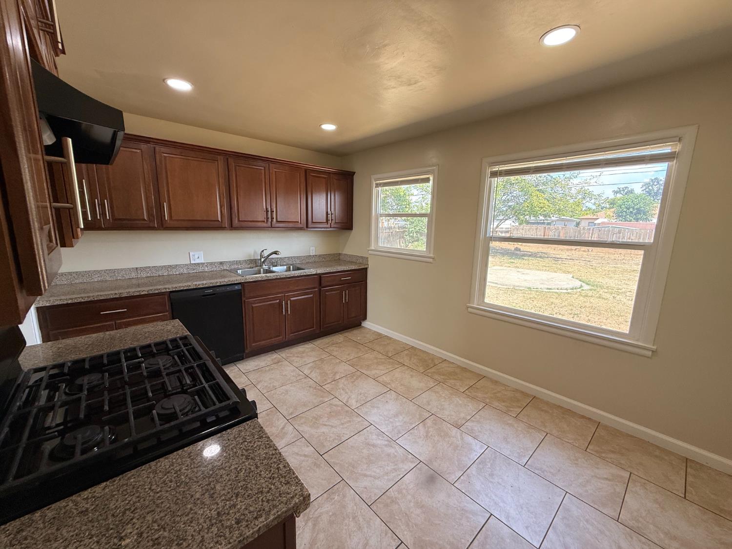 778 N Magnolia Ave, Farmersville, CA 93223