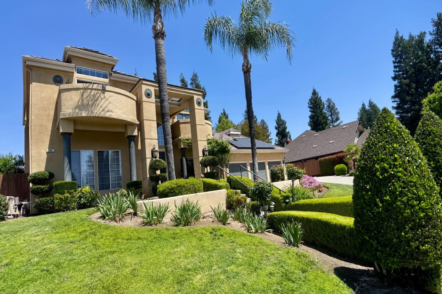 466 E Hillcrest Ave, Fresno, CA 93720