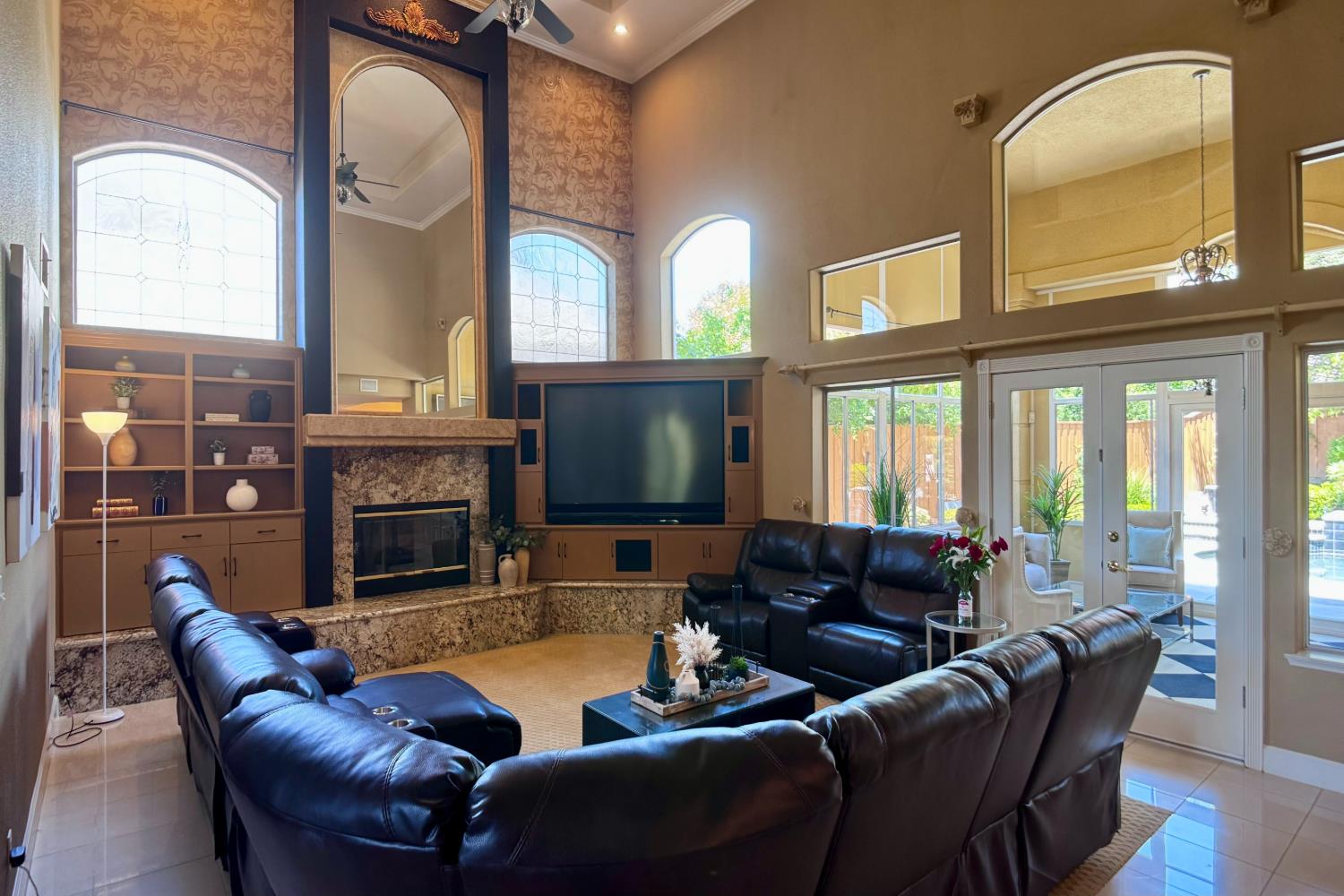 466 E Hillcrest Ave, Fresno, CA 93720