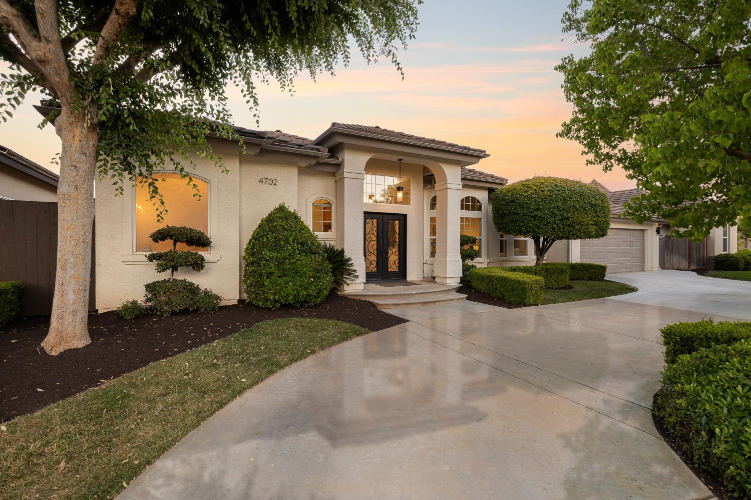 4702 N Fallingwater Ln, Clovis, CA 93619
