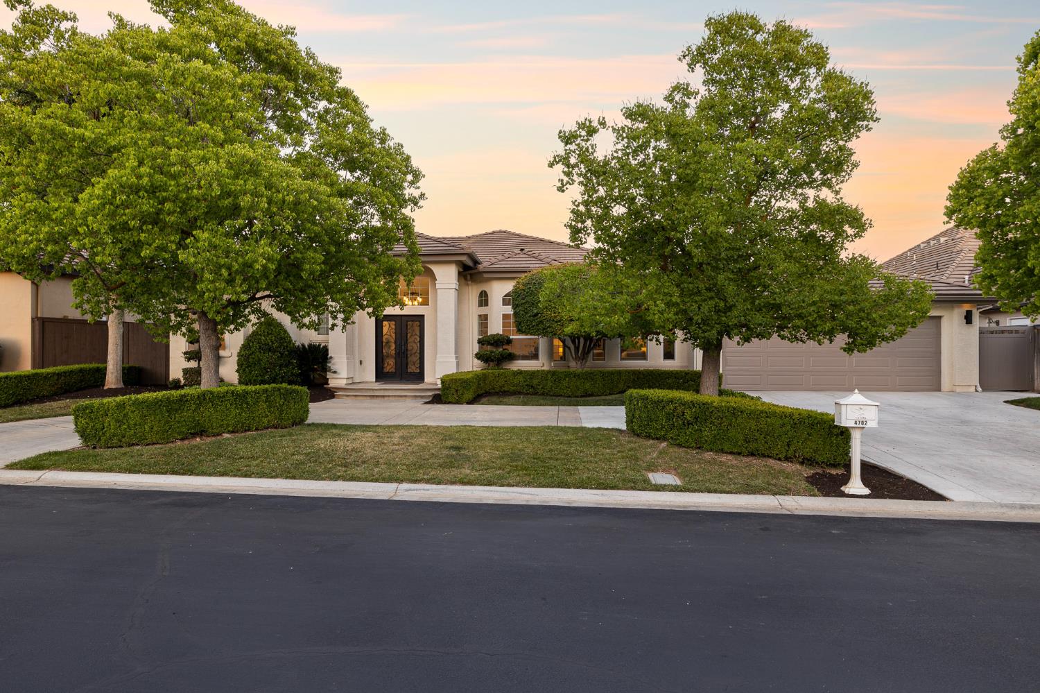 4702 N Fallingwater Ln, Clovis, CA 93619
