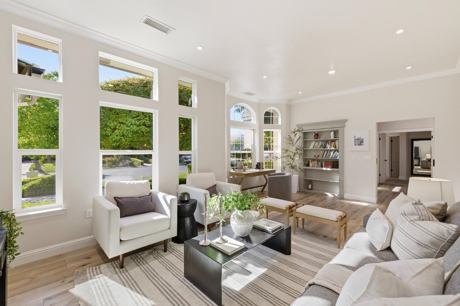 4702 N Fallingwater Ln, Clovis, CA 93619